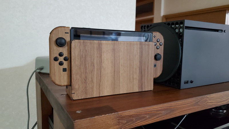 レビュー Nintendo Switch に木目スキンシールを貼ってみた